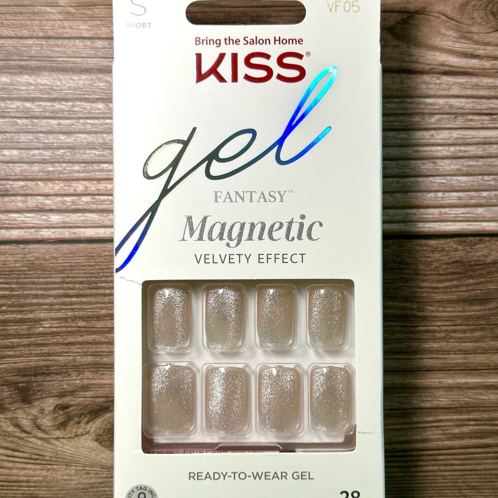 KISS Gel Fantasy Magnetic Velvety Effect Short Press On Nails - Dignity VF05